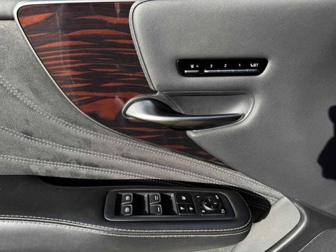 Used 2018 Lexus LS 500h w/ Luxury Package image 18