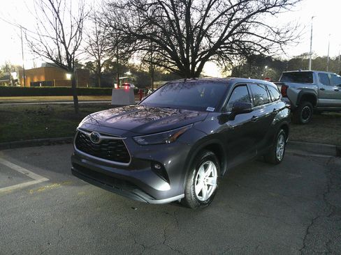 Used 2022 Toyota Highlander LE image 6