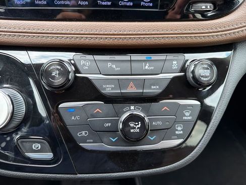 Used 2017 Chrysler Pacifica Limited w/ UConnect Theater Package FWD image 14