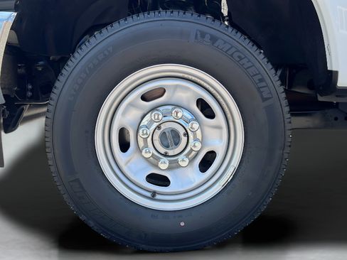 Used 2022 Ford F250 XL w/ Power Equipment Group AWD/4WD image 9