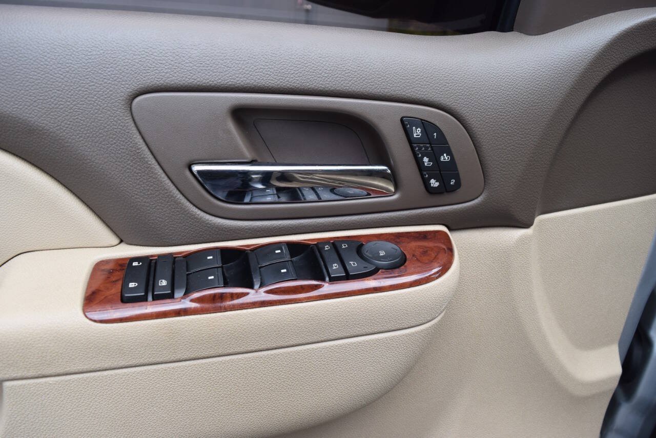 Used 2014 Chevrolet Suburban LTZ RWD image 30