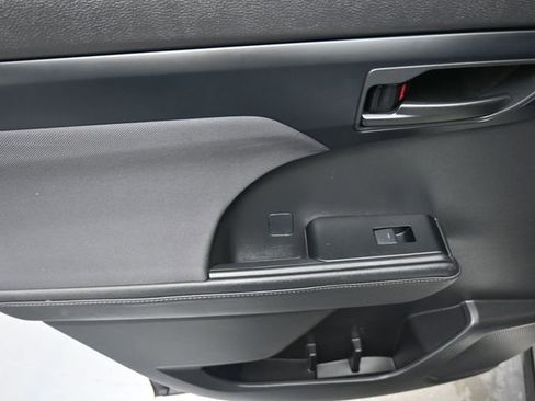 Used 2020 Toyota Highlander L image 19