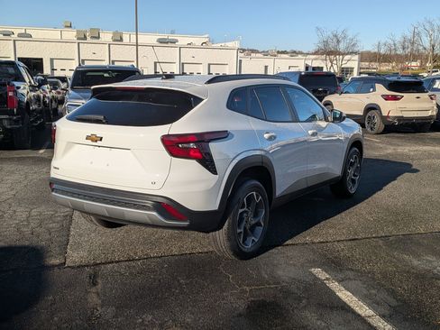 Used 2025 Chevrolet Trax LT w/ LT Convenience Package image 9