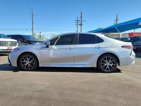 Used 2022 Toyota Camry SE FWD image 2