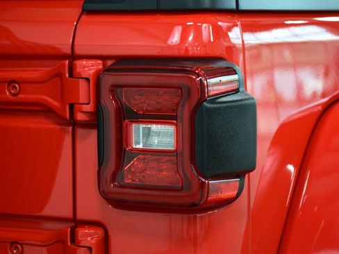 Used 2024 Jeep Wrangler Unlimited w/ Convenience Group AWD/4WD image 21