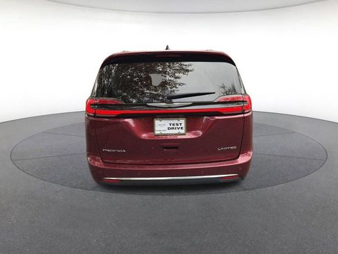 Used 2023 Chrysler Pacifica Limited image 4