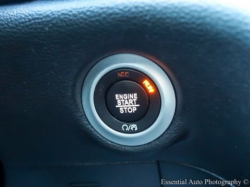 Used 2022 Chrysler Pacifica Limited w/ Uconnect Theater Family Group image 22