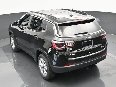 Used 2025 Jeep Compass Latitude image 40