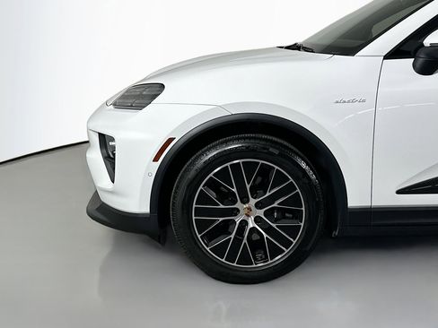 Certified 2025 Porsche Macan Electric image 11
