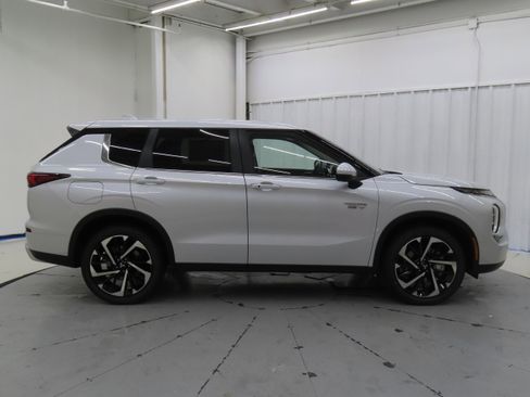 New 2025 Mitsubishi Outlander SE image 2