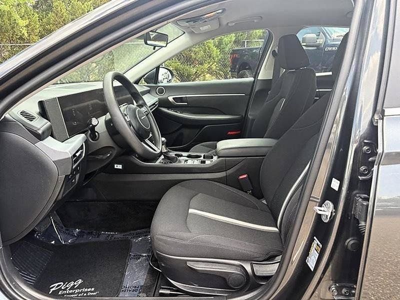 Used 2025 Hyundai Sonata SE FWD image 12