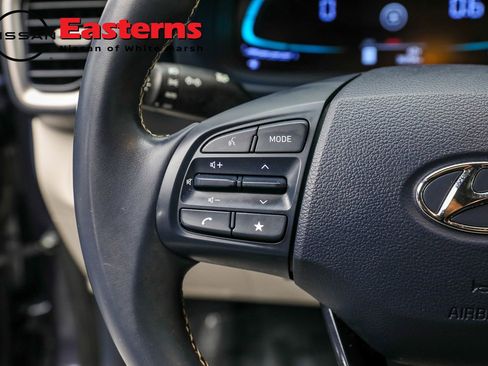 Used 2023 Hyundai Venue Limited image 32