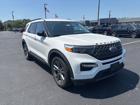 Used 2023 Ford Explorer XLT w/ Equipment Group 202A AWD/4WD image 3