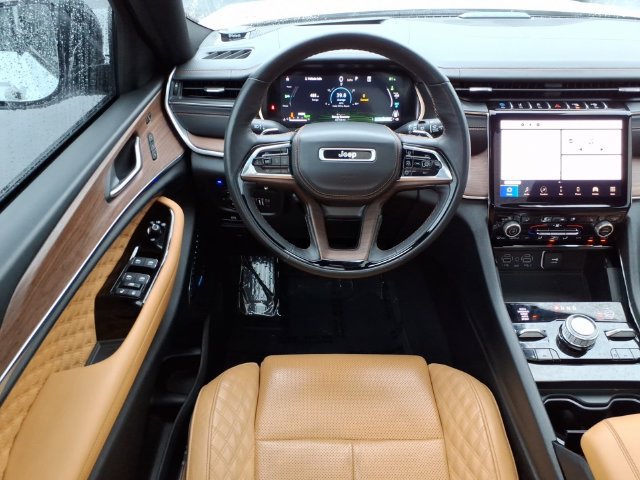 Used 2023 Jeep Grand Cherokee Summit w/ Advanced Protech Group IV AWD/4WD image 18