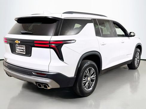 Used 2025 Chevrolet Traverse LT FWD image 4