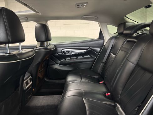 Used 2018 INFINITI Q70 L 3.7 image 12