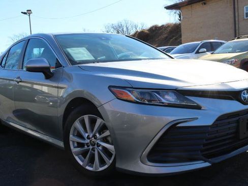 Used 2021 Toyota Camry LE image 3