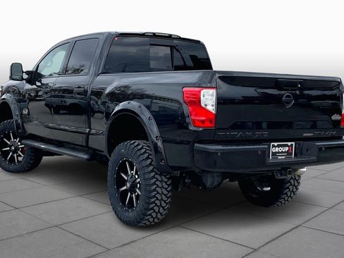Used 2019 Nissan Titan SV w/ SV Convenience Package image 11