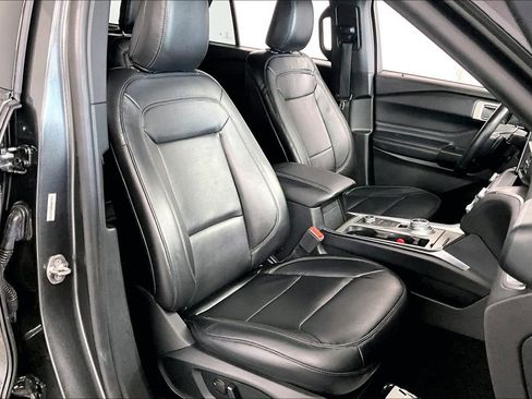Used 2020 Ford Explorer XLT w/ Equipment Group 202A image 7