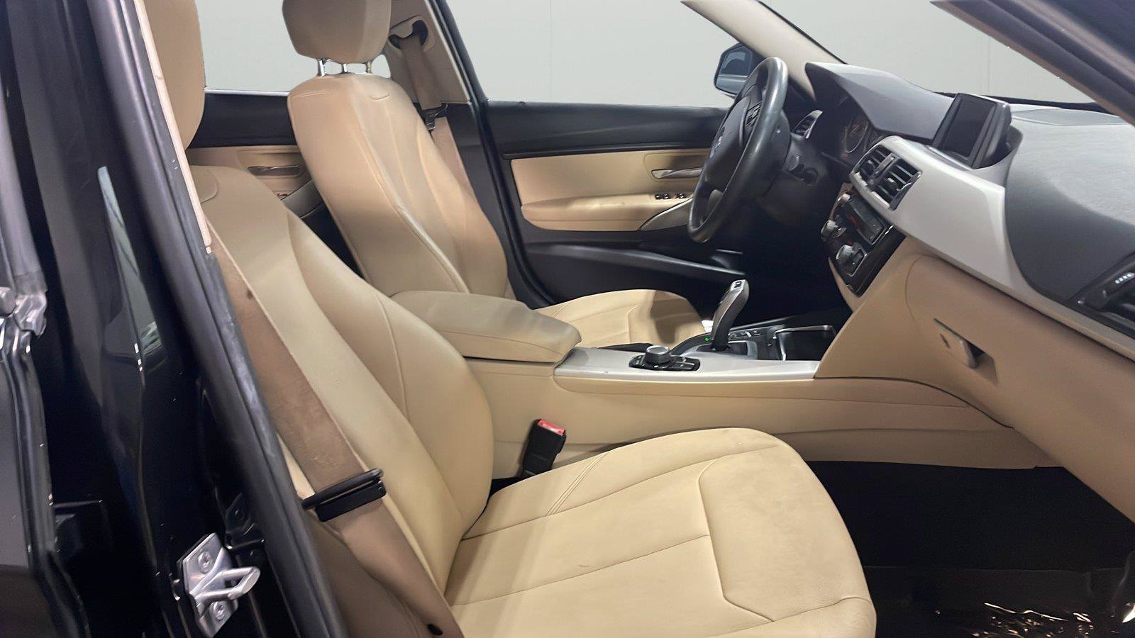 Used 2017 BMW 320i Sedan RWD image 14