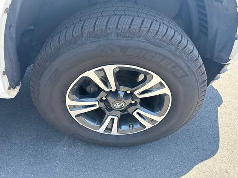 Used 2017 Toyota Tacoma 2WD Double Cab image 18