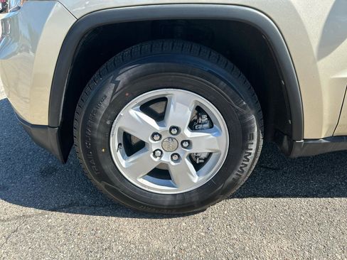 Used 2011 Jeep Grand Cherokee Laredo AWD/4WD image 28