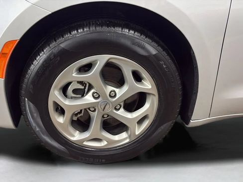 Used 2024 Chrysler Pacifica Limited FWD image 22