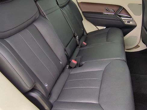 Certified 2024 Land Rover Range Rover SE image 20