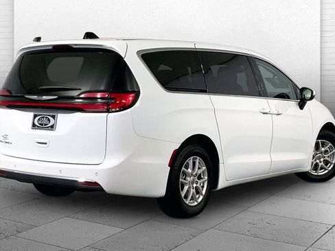 Used 2023 Chrysler Pacifica Touring-L FWD image 13