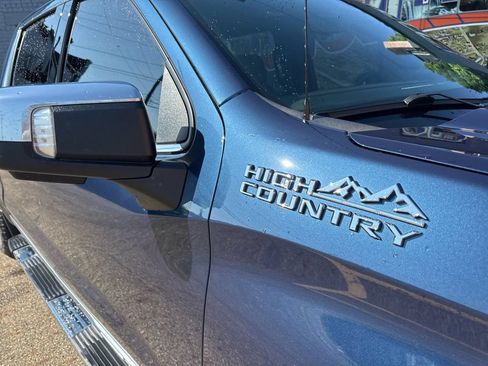 Used 2022 Chevrolet Silverado 1500 High Country w/ Technology Package AWD/4WD image 2