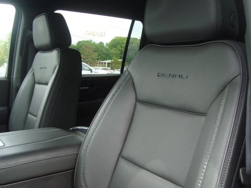 Certified 2025 GMC Yukon XL Denali AWD/4WD image 11