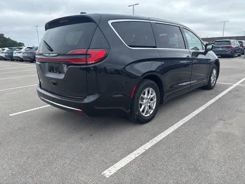 Used 2023 Chrysler Pacifica Touring-L FWD image 5