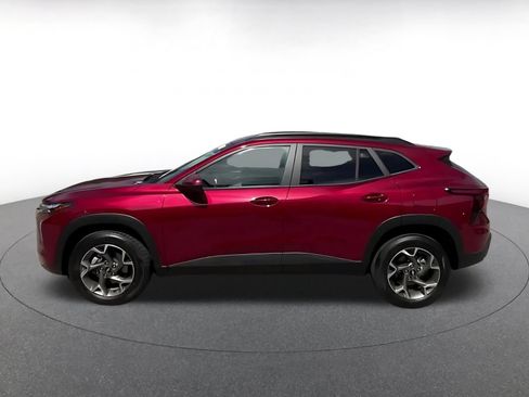 Used 2025 Chevrolet Trax LT w/ LT Convenience Package FWD image 9