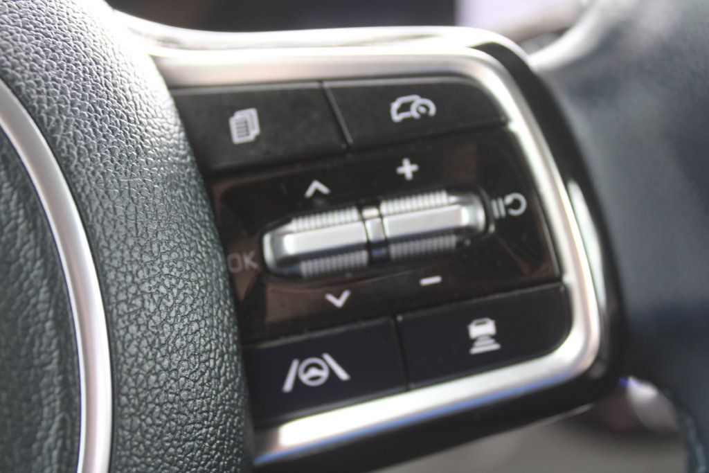 Certified 2025 Kia Carnival EX FWD image 37