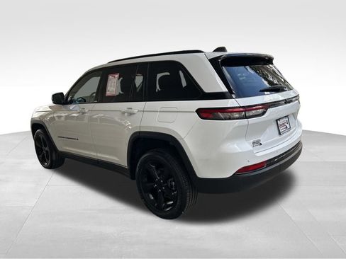 Used 2025 Jeep Grand Cherokee Altitude image 4