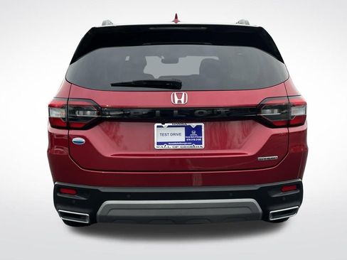 Certified 2025 Honda Pilot Touring image 5