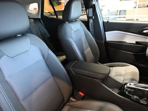 Used 2025 Chevrolet Trax LT w/ Driver Confidence Package image 8