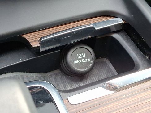 Certified 2022 Volvo XC60 B5 Momentum w/ Climate Package image 26