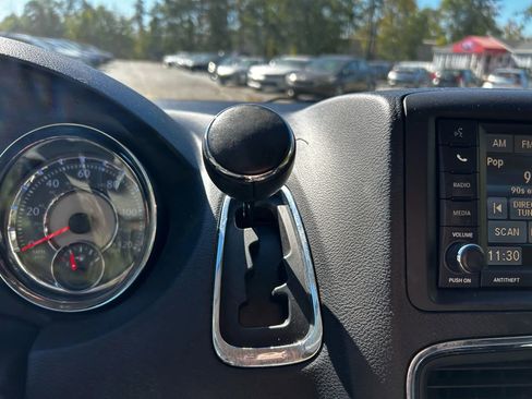 Used 2016 Chrysler Town & Country Touring image 18