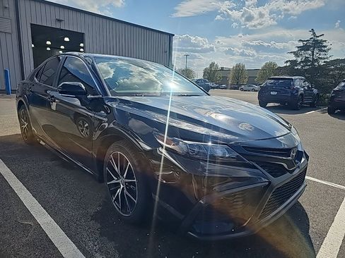 Used 2022 Toyota Camry SE image 1