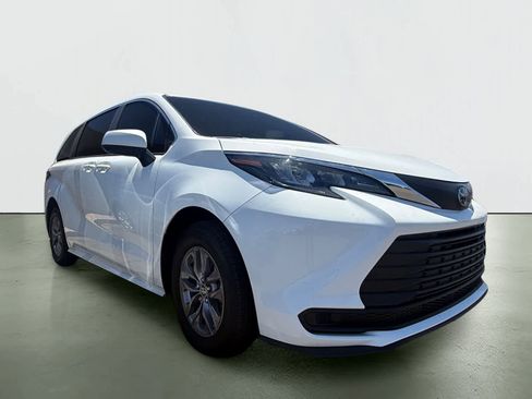 Used 2025 Toyota Sienna LE FWD image 5