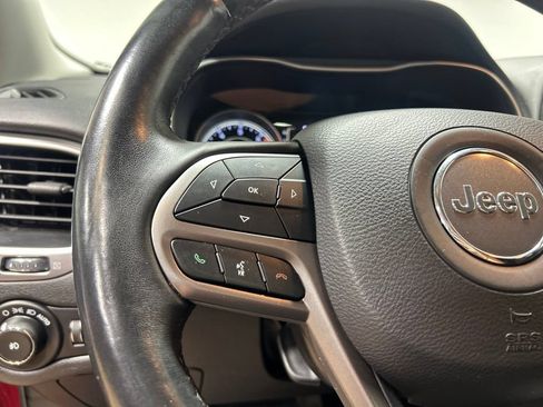 Certified 2019 Jeep Cherokee Latitude Plus w/ Cold Weather Group AWD/4WD image 17
