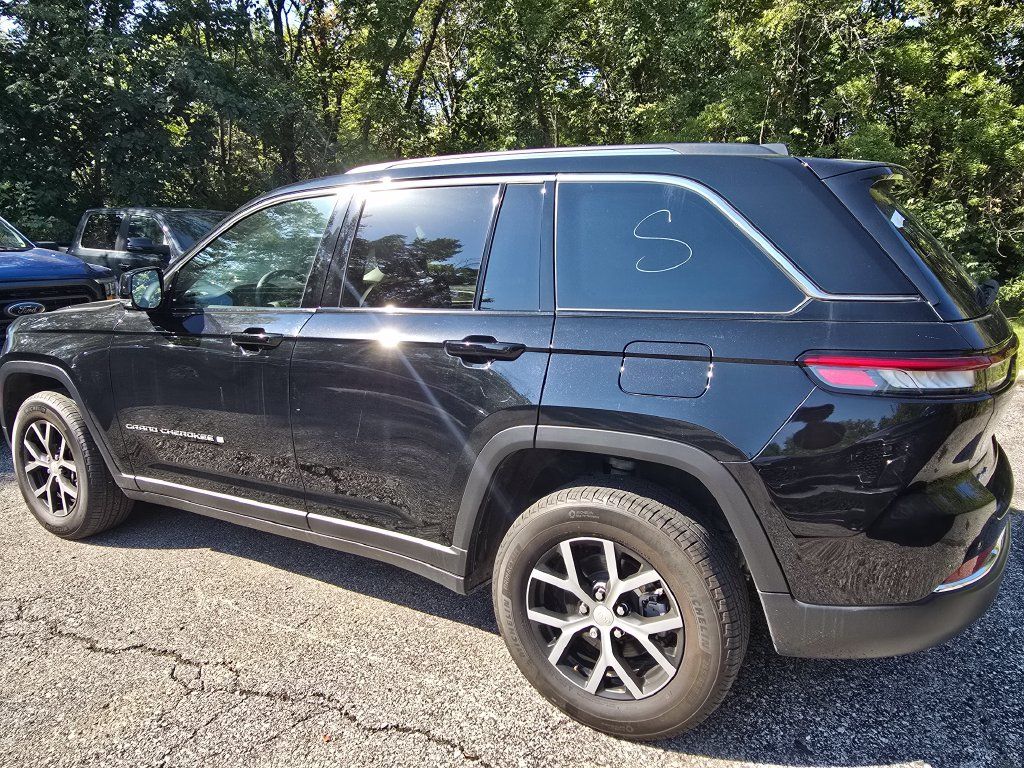 Used 2023 Jeep Grand Cherokee Limited w/ Trailer Tow Prep Group (B) AWD/4WD image 4