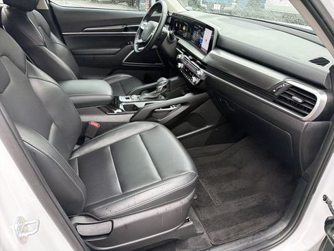 Used 2024 Kia Telluride LX FWD image 24