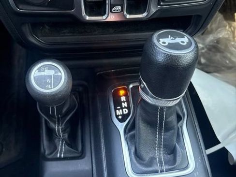 Used 2018 Jeep Wrangler Unlimited Sahara w/ Cold Weather Group AWD/4WD image 16