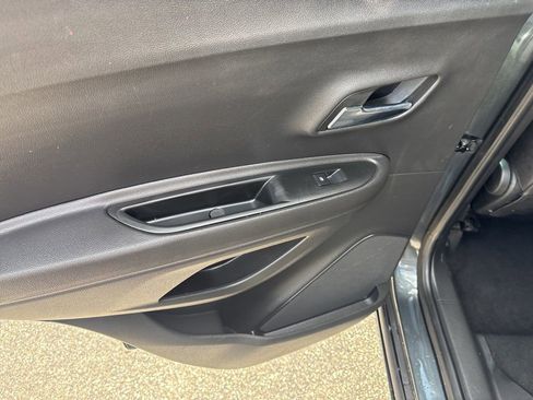 Used 2018 Chevrolet Trax LT w/ LT Convenience Package image 16