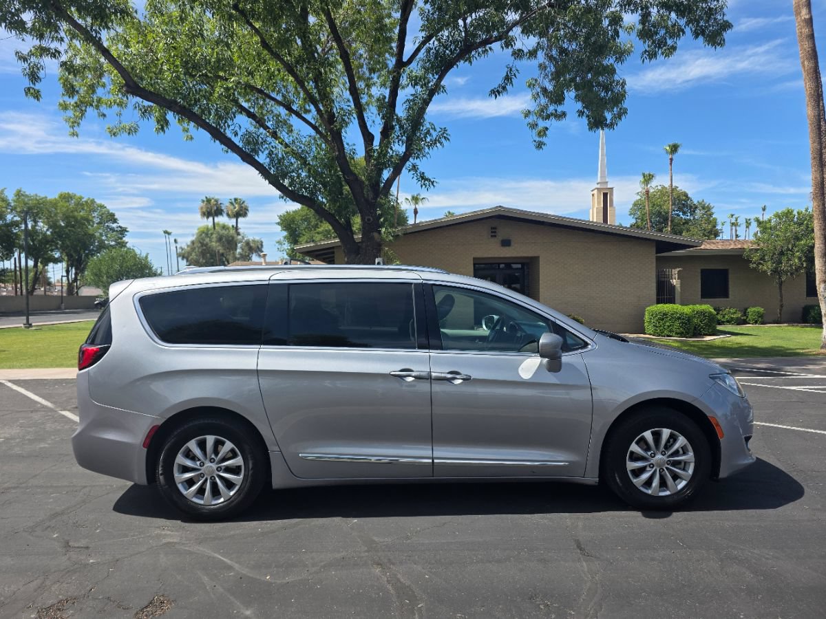 Used 2018 Chrysler Pacifica Touring-L FWD image 3