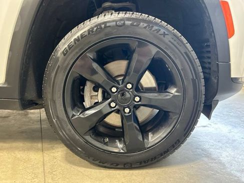 Used 2023 Jeep Grand Cherokee L Laredo AWD/4WD image 11