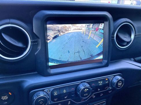 Used 2019 Jeep Wrangler Unlimited Sahara image 27