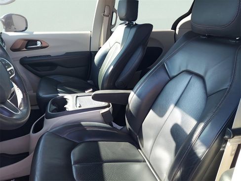 Used 2017 Chrysler Pacifica Touring-L Plus w/ Advanced Safetytec Group image 16